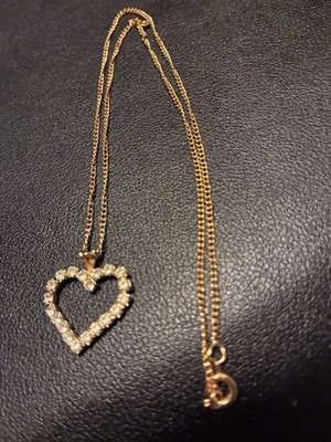 18 Zoll Goldkette mit einem Herz gefüllt mit mehreren Diamanten. Sehr schönes Stück. 