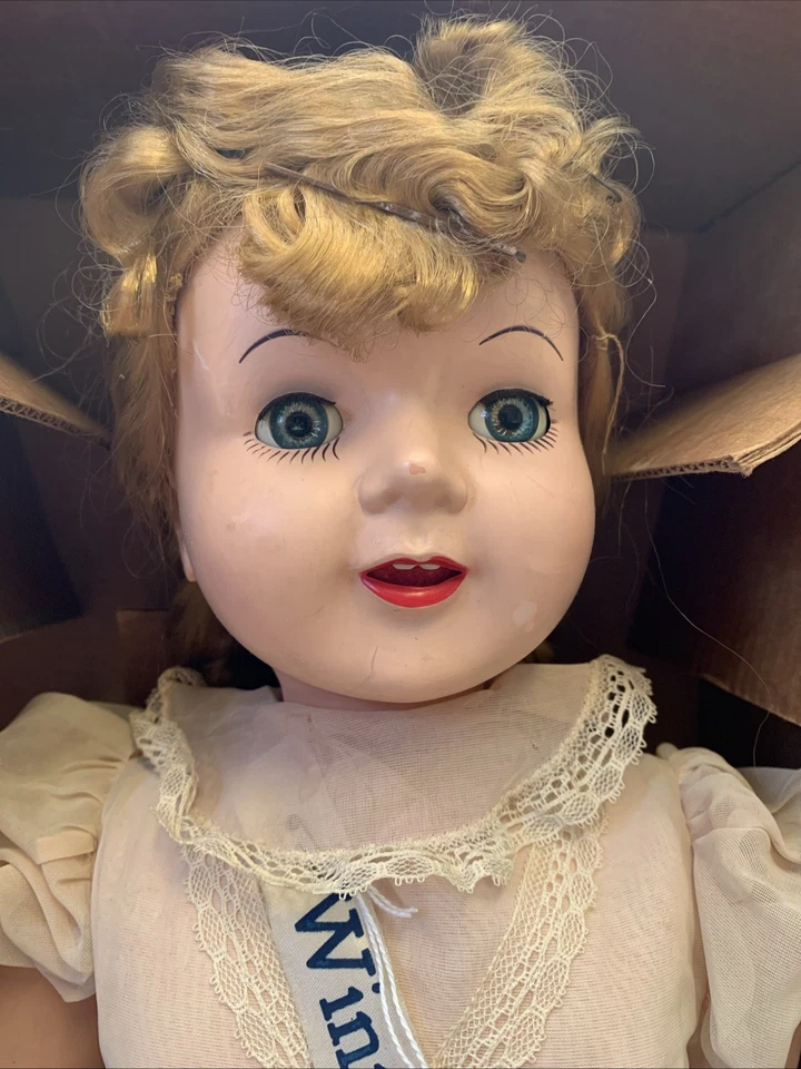 Muñeca parlante Winnie The Walking vintage de los años 50 vestida con caja papeleo rara Foto 2 de 4