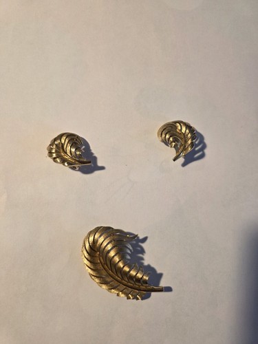 Vintage Signed Crown Trifari Feather Leaf Gold Tone Pin Brooch & Earrings Set