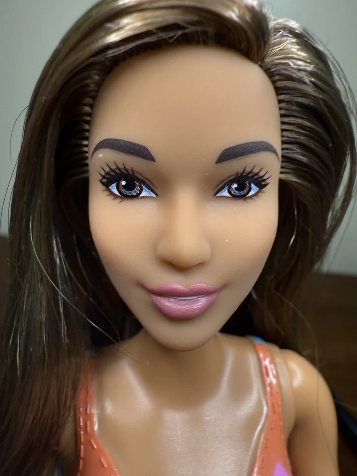 Muñeca de playa Barbie Mattel - Barbie [pelo castaño en traje de baño púrpura/naranja] HXX50 Foto 4 de 4