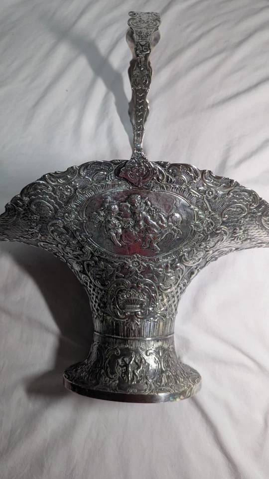 Antigua cesta de novia chapada en plata c1900 14"X 18" querubines repujados EG Webster  Foto 2 de 4