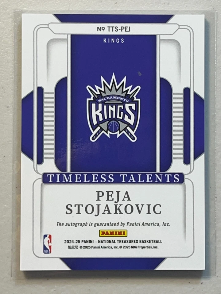 Peja Stojakovic 2024-25 Tesoros Nacionales/25 Plata Auto Talentos atemporales LEER Foto 2 de 3