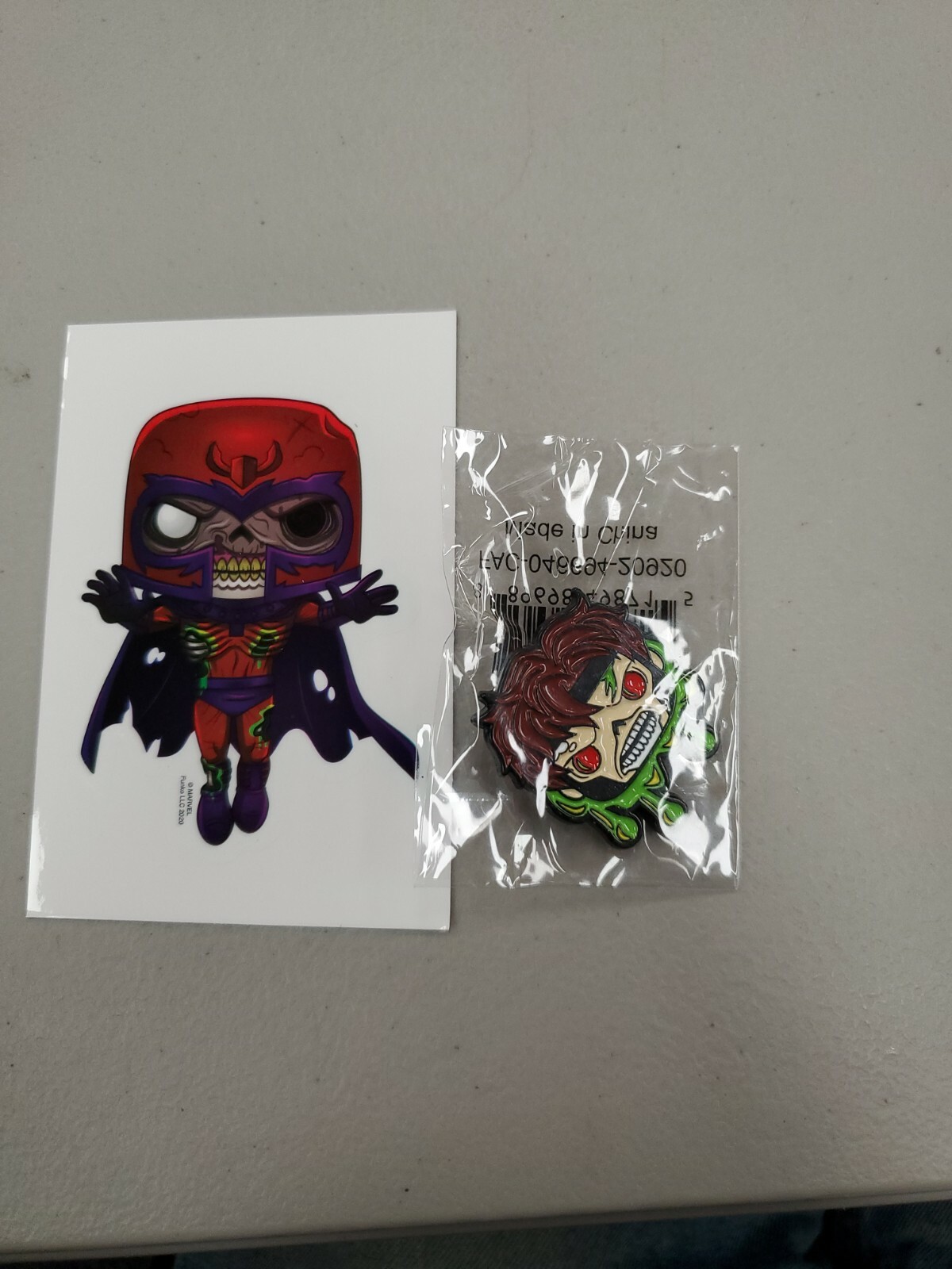 Pin De Gambito Y Calcomanía Magnética Exclusiva De Marvel Collector Corps Para Zombies Funko X-Men