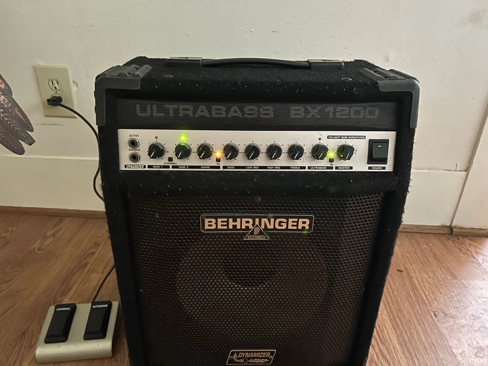 Behringer BX1200 Ultrabass 120 vatios 1x12 combo 2 canales con pedal FS112B  Foto 2 de 4