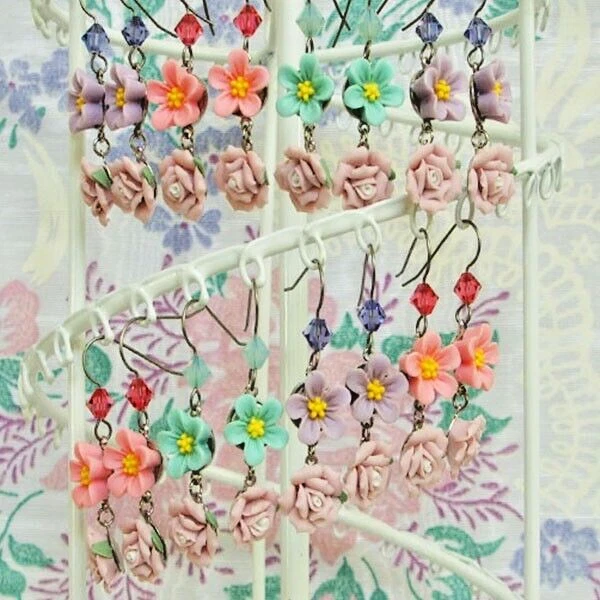 Pendientes Tarina Tarantino Rosa Cabeza Heritage Flor Púrpura Rosa Hechos en EE. UU. Foto 3 de 4