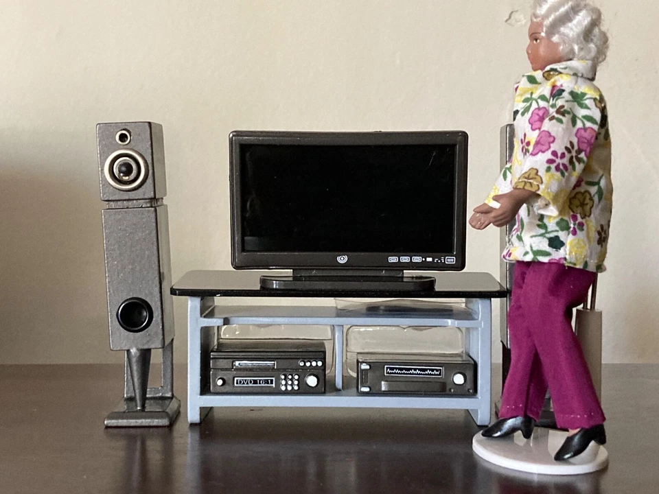 Nuevo sistema de entretenimiento de TV de discos estéreo DVD WiFi moderno para casa de muñecas 1:12 Foto 2 de 4