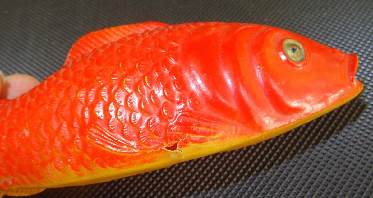 JOLI POISSON ROUGE ancien signé Petitcollin celluloïd bon