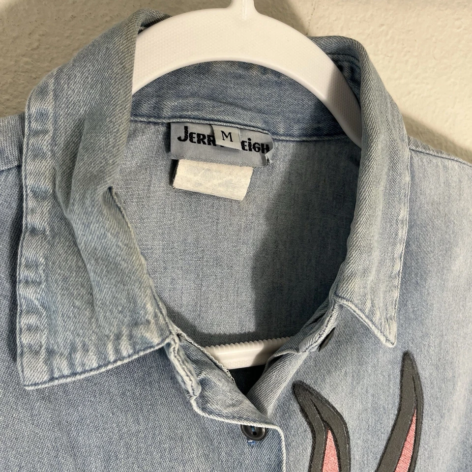 Camisa Jerry Leigh Bugs Bunny botão médio azul manga longa lavagem ácida denim falha - Imagem 3 de 4