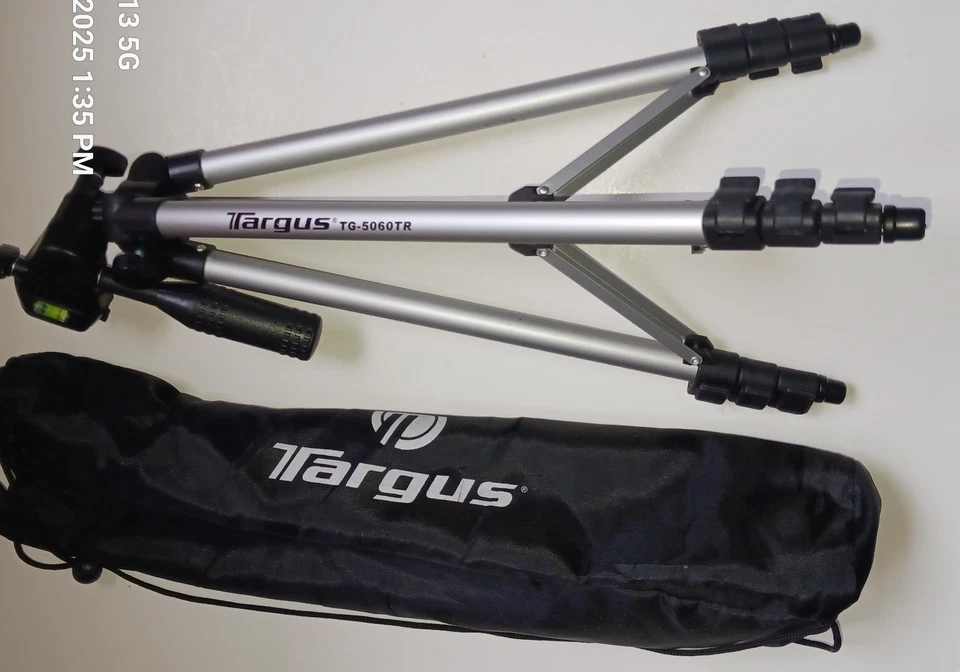 TARGUS Portable Tripod TG-5060TR, w. level & Extends 11" to 42” Desk/Travel bag - Image 2 of 3