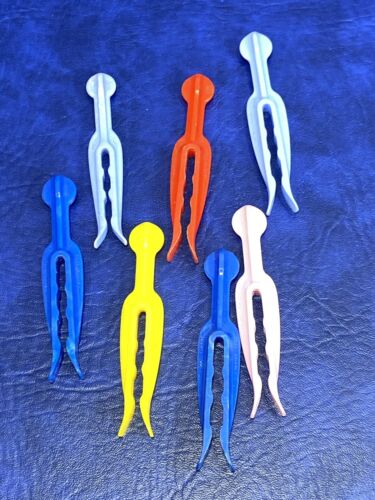 Lot of 7 Vintage Colorful Plastic Old Laundry Clothespins Mastro & Unbranded - Picture 1 of 15