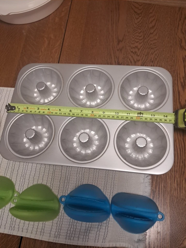 IQ Accessories Plato de pastel agradecido, mitones de horno de silicona y bandeja de horno para pasteles Bundt  Foto 3 de 4