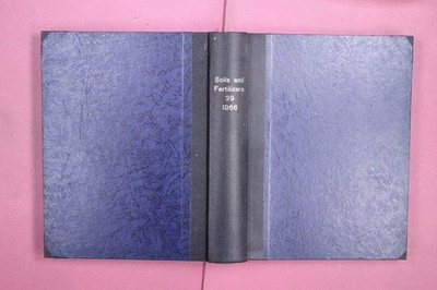 355797 SOILS AND FERTILIZERS Commonwealth Agricultural Bureaux Commonwealth