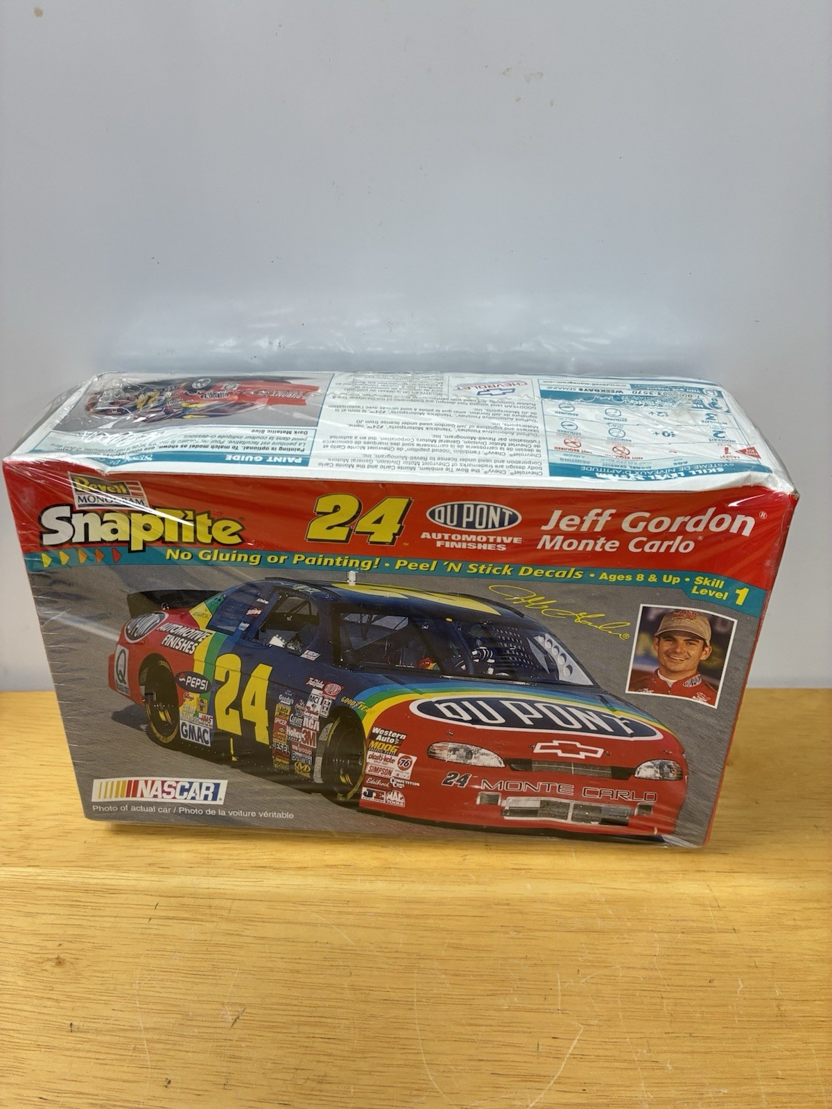 Revell Snaptite 24 Jeff Gordon  Dupont Monte Carlo Model 1:3