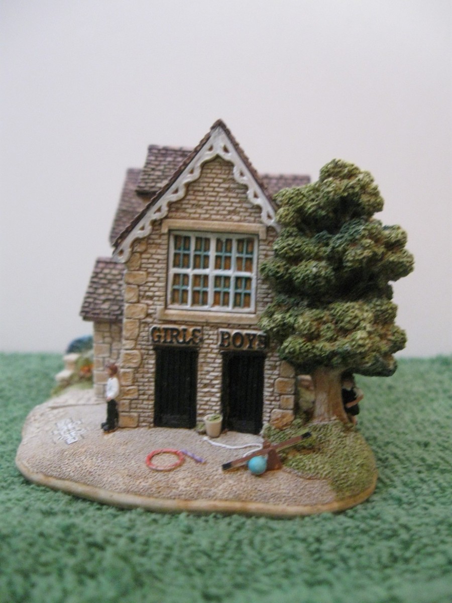 Lilliput Lane L2277 - PLAYTIME - Mint in its original box
