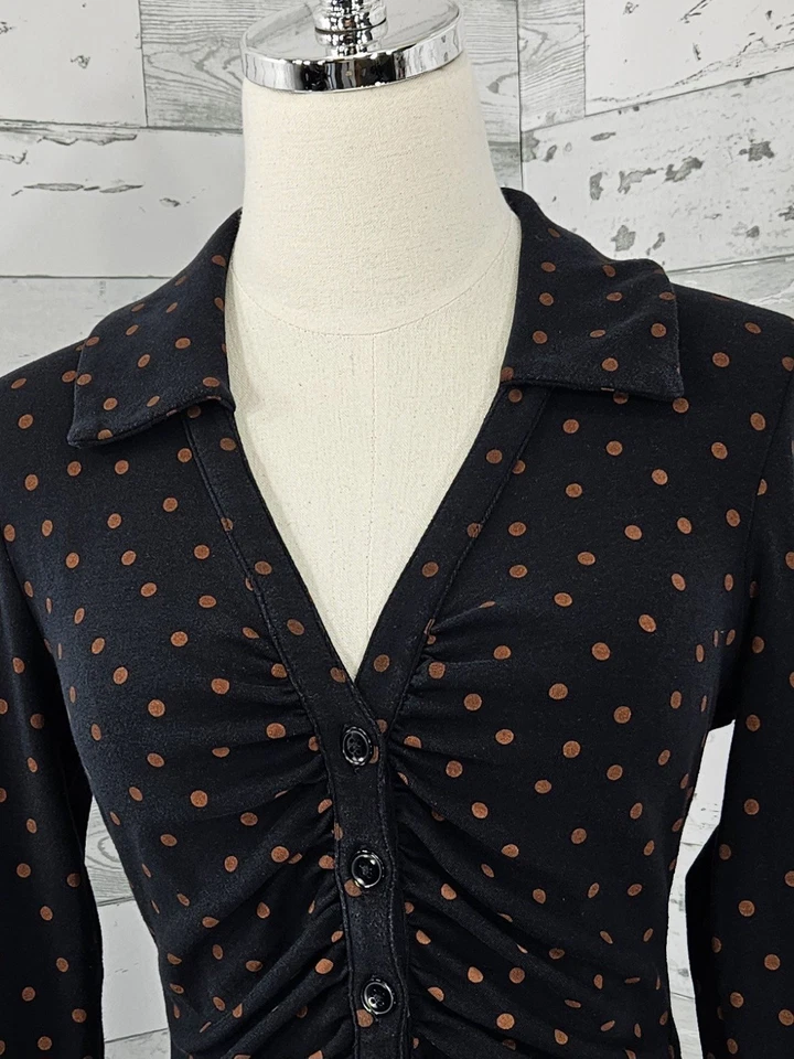 Top Anthropologie Maeve estampado a lunares fruncido con botones para mujer pequeño Foto 2 de 4