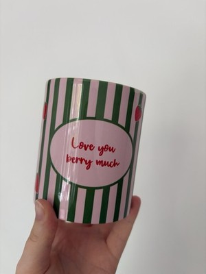 Adorable Love You Berry Much Tasse. Ideal für Geschenke und Freude.