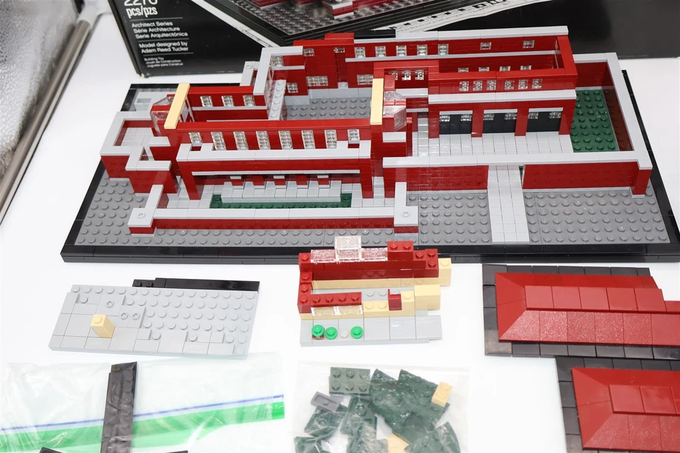 LEGO ARCHITECTURE: ROBIE HOUSE 21010 + Limited Edition Longmont Museum + Manuals - Image 3 of 4