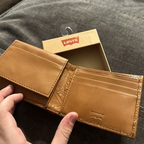 Levi’s Trifold Tan TOOLED Coated Leather RFID Protection Wallet Boxed Embossed - Picture 5 of 6