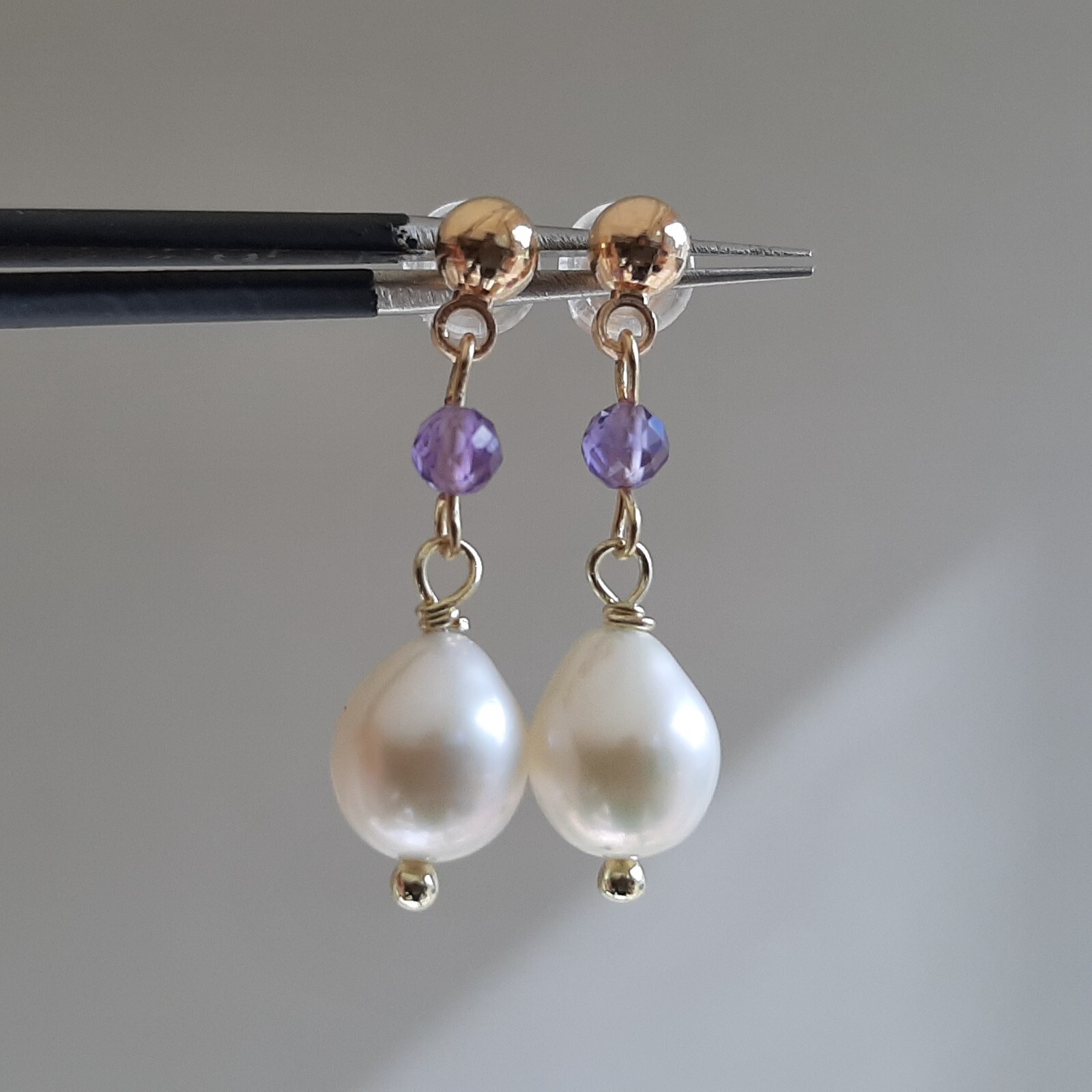 Puces d'oreilles améthyste et perle de culture pour illuminer vos tenues de bureau