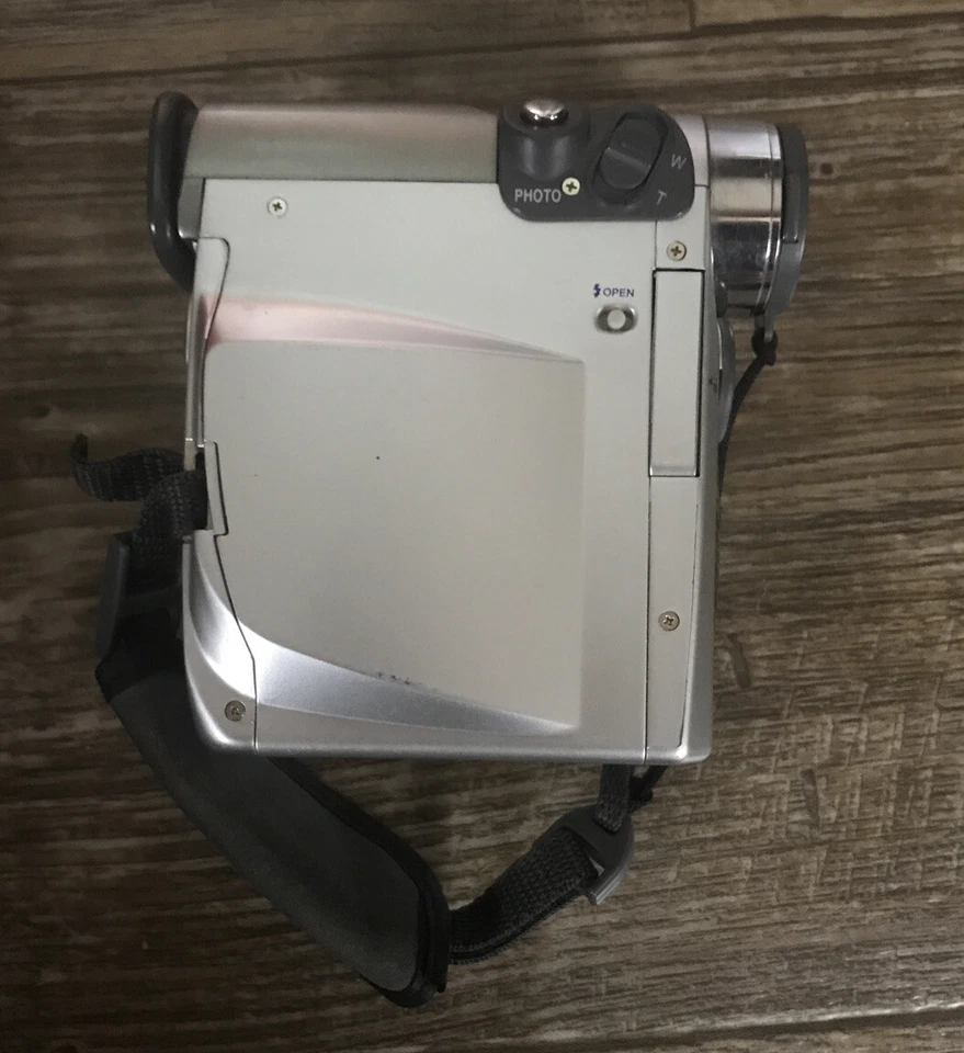 Bootleg Fake Canon MITSUBA DIGITAL CAMCORDER DV304 READ - Image 2 of 4