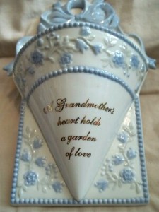 FLOWER WALL POCKET VASE - VINTAGE - BEAUTIFUL  Ceramic - GRANDMOTHERS LOVE