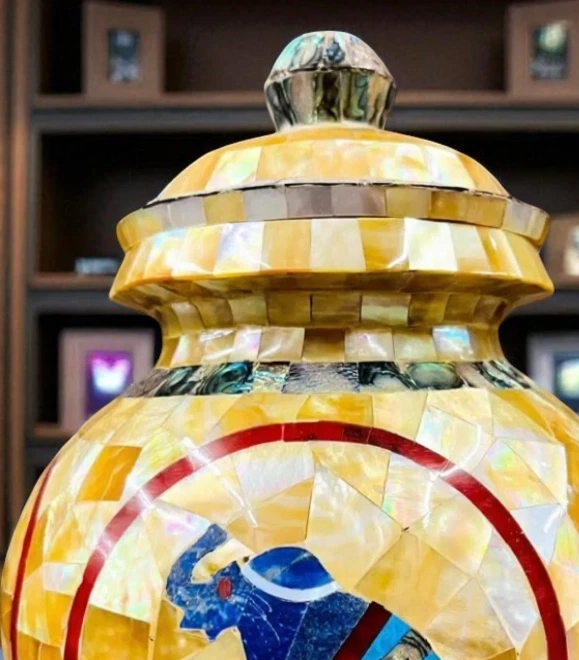 Vaso decorativo design elefante estilizado arte mosaico radiante madrepérola amarela 15" - Imagem 2 de 4