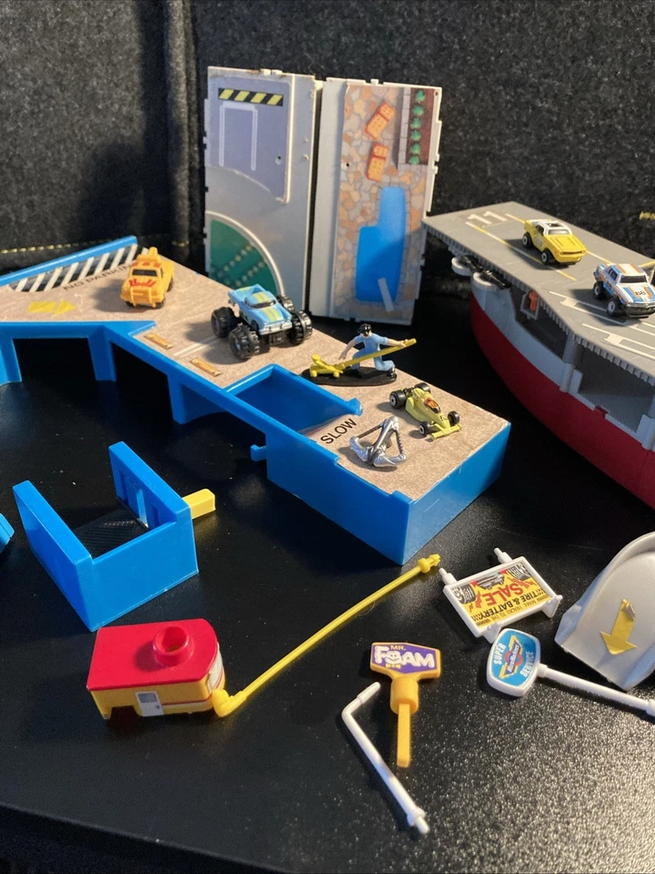 Galoob 1988 Micro Machines Super City Toolbox Playset Incomplete W/cars Figures - Image 4 of 4