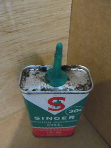 Macchina da cucire lattina olio Singer vintage - Foto 2 di 4