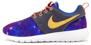 Nike Roshe Run UNO GS Stampa Scarpe sportive in chiaro Foto INSEGNA BLU 677782 Nike Roshe Run UNO GS Stampa Scarpe sportive in chiaro Foto INSEGNA BLU 677782