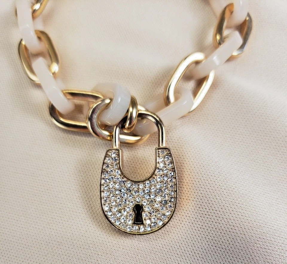 Brazalete Michael Kors Eslabones Ovalados Candado Acrílico Rosa Tono Oro Rosa Foto 2 de 4