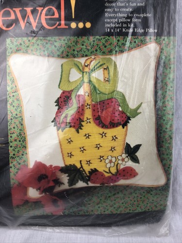 Columbia Minerva Creative Crewel kit d'oreiller fraise 7148 Erica Wilson vintage