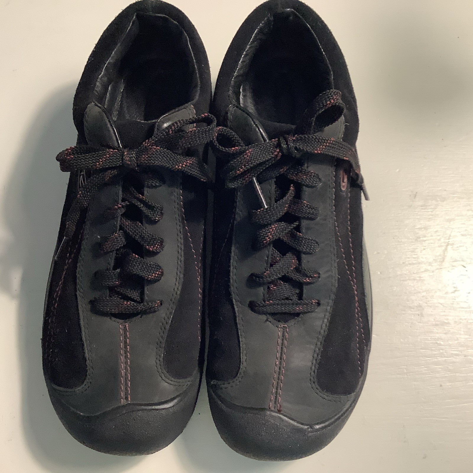 Scarpa Keen scamosciata pelle nera passeggio escursionismo punta cappuccio cuciture rosse taglia 9 5