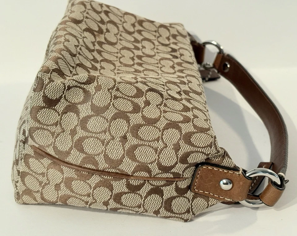 Mini bolso Coach Y2K color tostado y marrón con estampado de monograma de lona 9" x 5" Foto 4 de 4