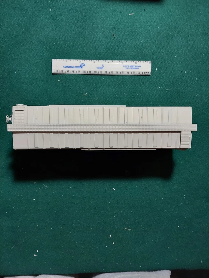 WEAVER #1990 NORTH POLE EXPRESS 3 RAIL 40' BOX CAR - Image 2 of 4