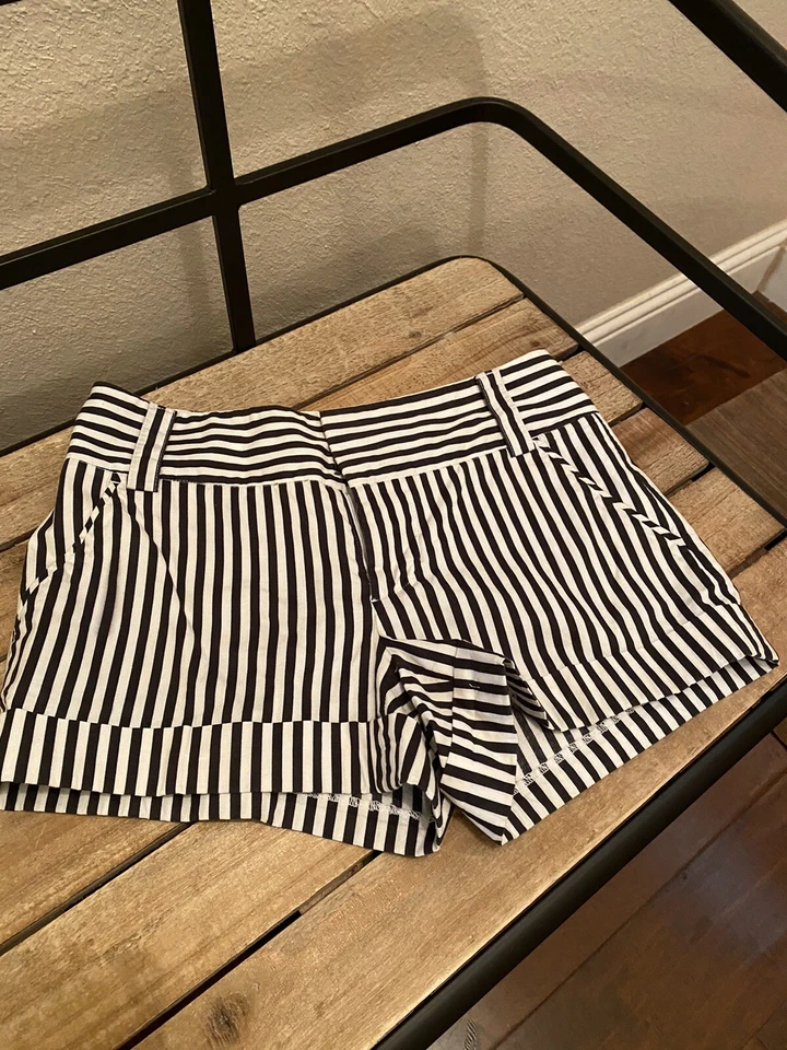 Pantalón corto Alice + Olivia a rayas con puños talla 0 Foto 4 de 4