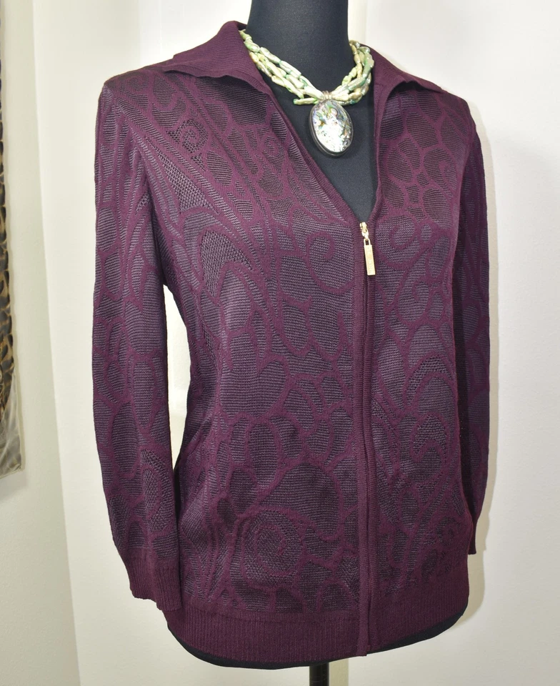 Suéter tejido ciruela profunda etiqueta negra ST. JOHN SJ tono dorado logotipo cremallera tirar y barra Foto 3 de 4