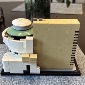 LEGO Architecture Solomon R. Guggenheim Museum Set 21035 Landmark Complete