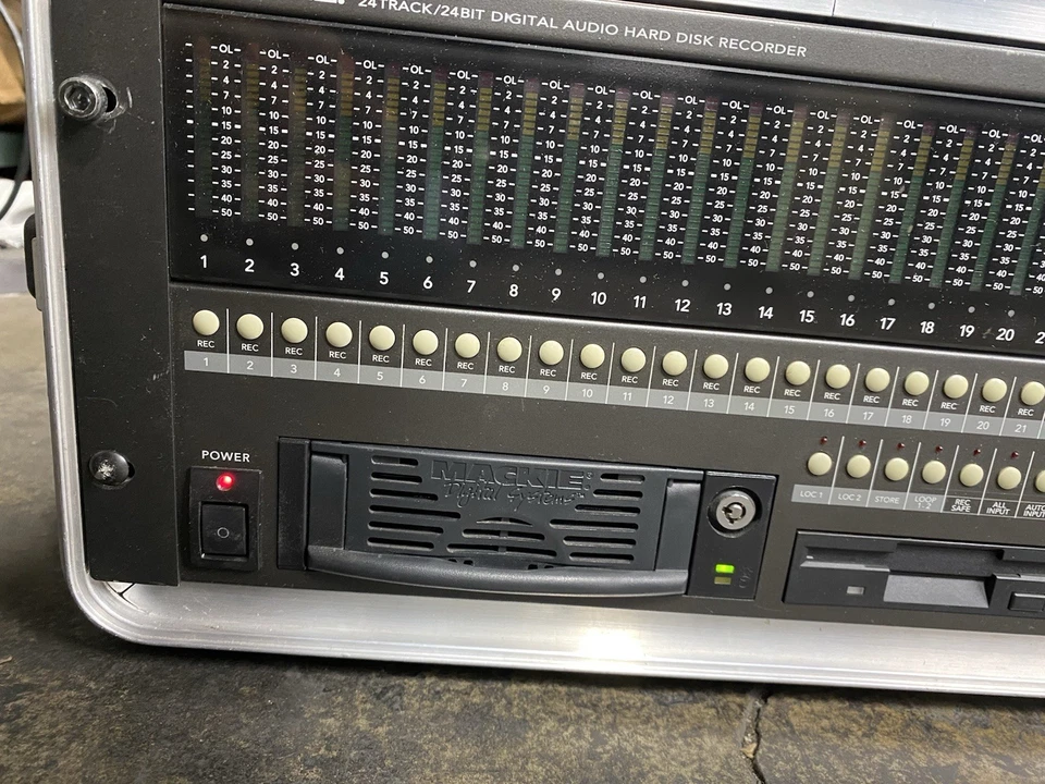 Grabadora de disco duro digital Mackie MDR 24/96 24 pistas con estuche de transporte Foto 2 de 4