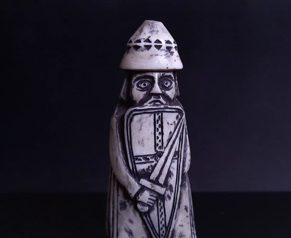 Figura Lewis Chessmen Berserker / Torre - Cuerno de alce tallado a mano ajedrez vikingo Foto 2 de 4