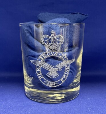 Royal Air Force, Stations & Squadrons graviertes Whiskyglas mit Inschrift