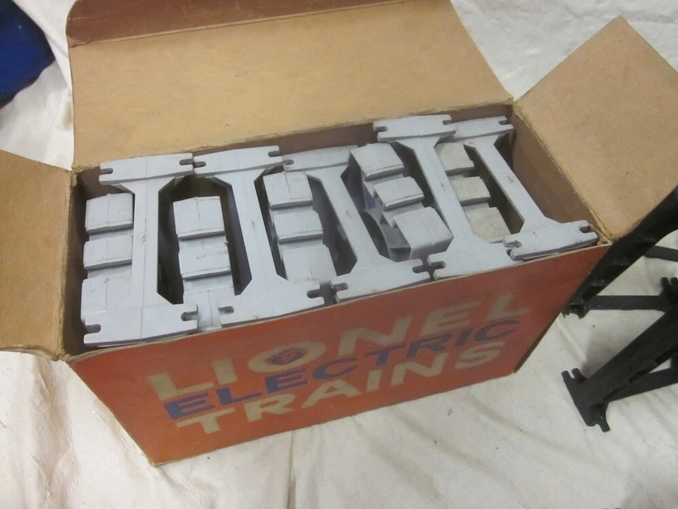 Vintage 1959 Postwar Lionel #111 Trestle Set Black & Gray Piers w/ Original Box - Image 3 of 4