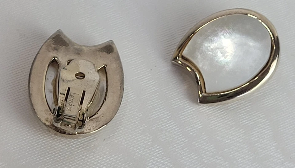 Pendientes de clip de madreperla con flor de tulipán firmados Bergere tono dorado de colección 1" Foto 3 de 4