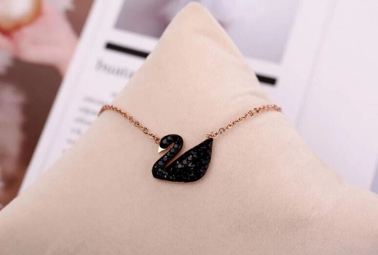 Collar Colgante Cisne Negro Pavé Circonita Cúbica Acero Titanio Oro Rosa Foto 2 de 2