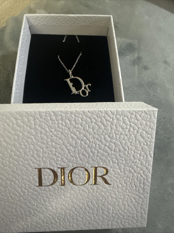 Dije collar reciclado Dior con cadena Foto 2 de 2