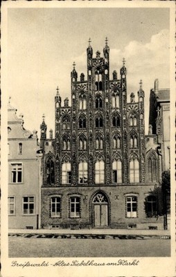 Ak Hansestadt Greifswald,  Altes Giebelhaus am Markt - 5075402