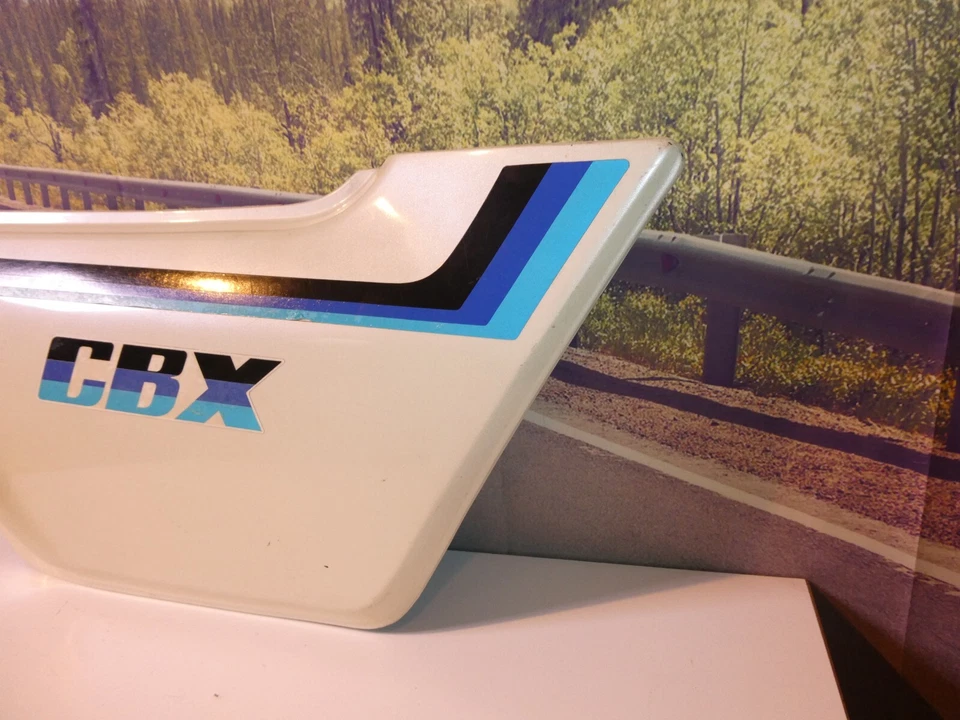 Cubierta CBX Honda 1982 lado derecho carrocería 83600-MA2-0100 blanco perla rayas azules Y5 Foto 4 de 4