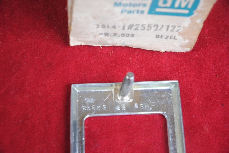 82 83 84 - 88 89 90 NOS BUICK ELECTRA, LA SABRE RH TURN SIGNAL BEZEL GM#25502122 - Image 2 of 2