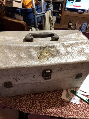 VINTAGE UMCO ALUMINUM FISHING TACKLE BOX Model 1000 AS 7-Tray