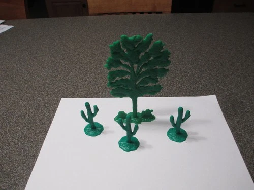 VINTAGE MARX PLAYSET TREE W/THREE CACTUS