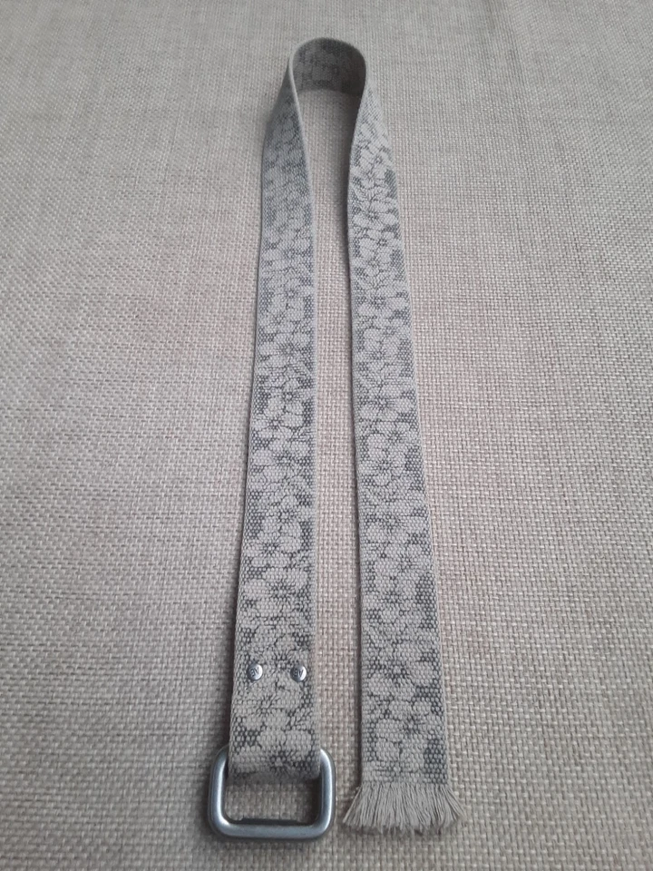 女式 M 码 American Eagle Distress-Look 花卉印花帆布 D 形环腰带 — 第 3/4 张图片